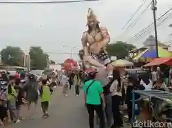 Pawai Ogoh-ogoh Menyemarakkan Tradisi Halalbihalal di Indramayu